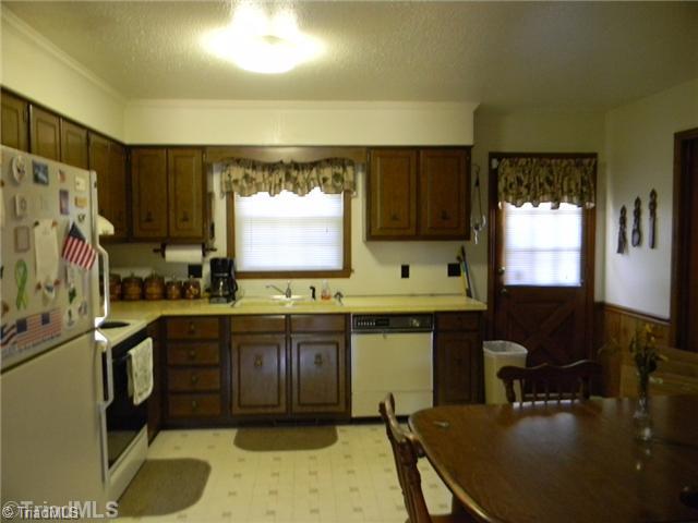 145 Cameron Road Lexington, NC 27295 - Photo 4 of 6 Kitchen.