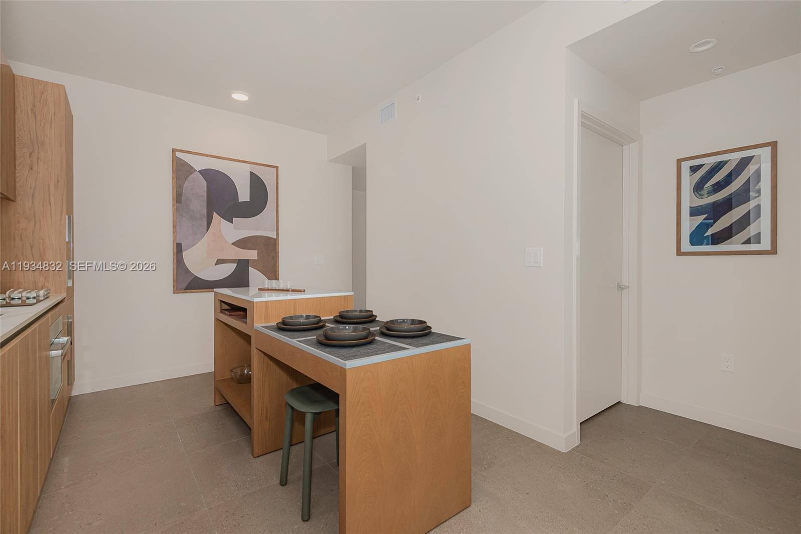 11 Northeast 6th Street, Unit 2709 Miami, FL 33132 - Photo 20 of 39 a kitchen that has a stove and a table in it