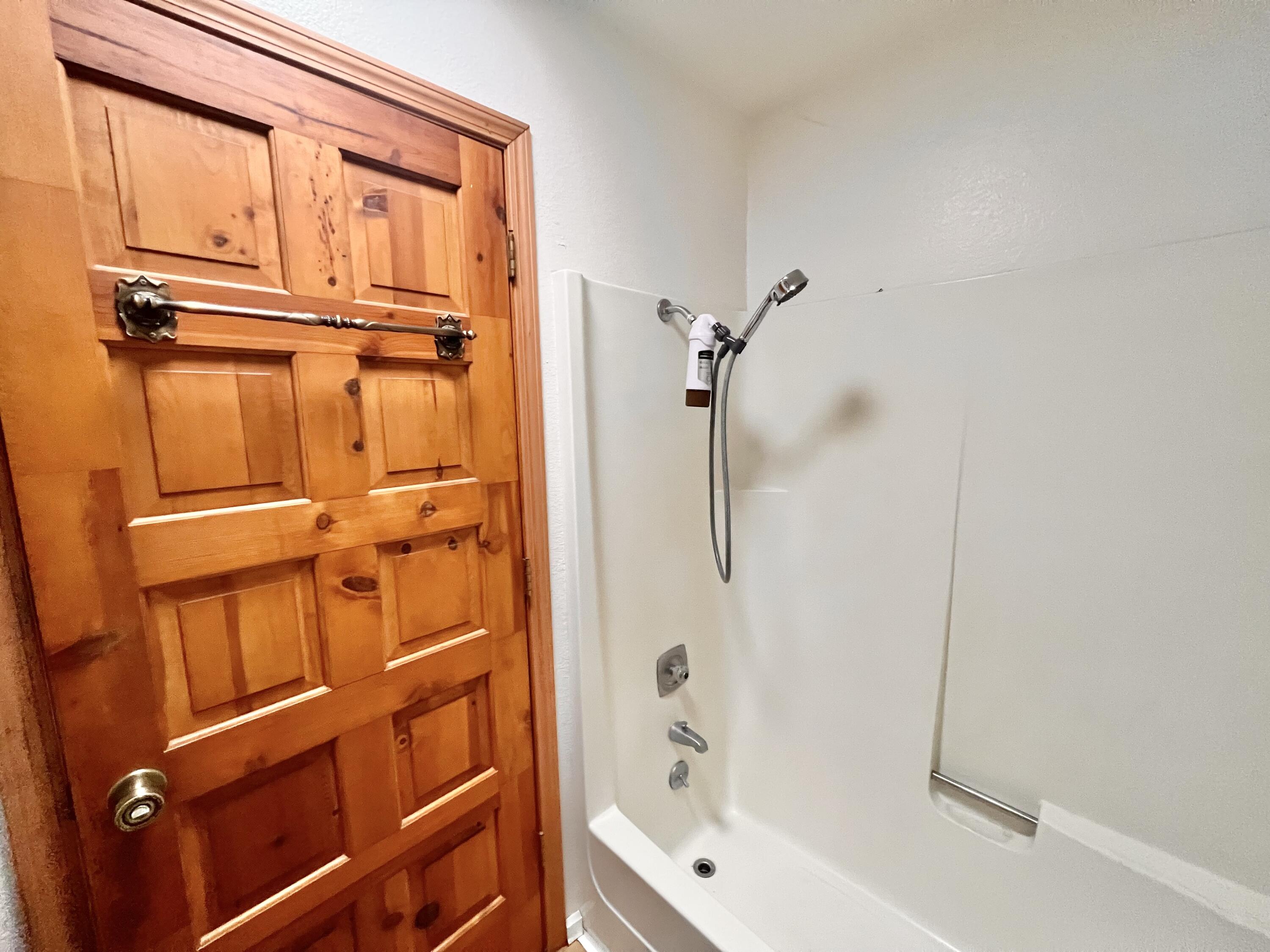 9615 Williamson River Road Chiloquin, OR 97624 - Photo 19 of 60 Hall Bath