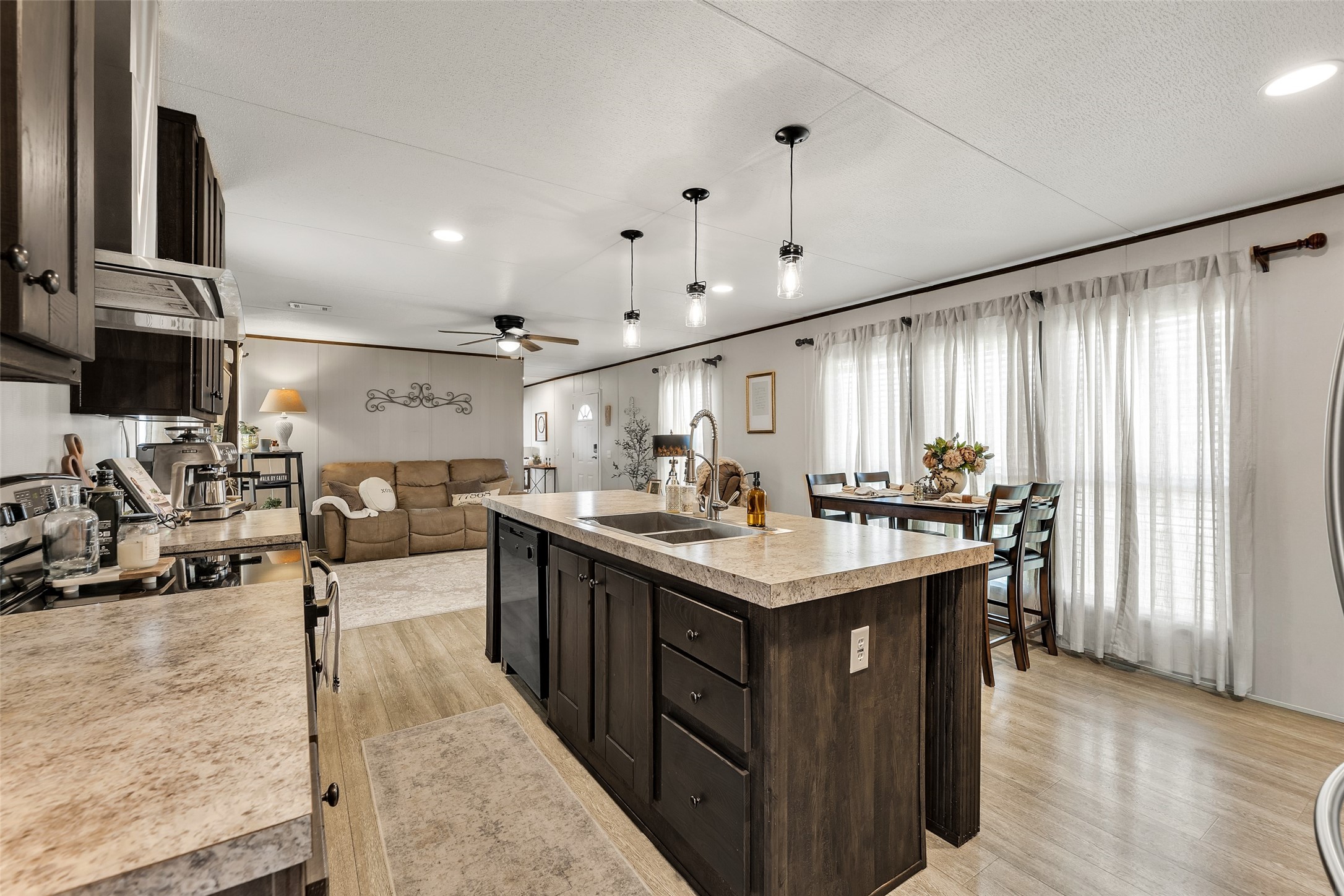 3133 Henderson Road Navasota, TX 77868 - Photo 7 of 26 a kitchen with lots of counter top space