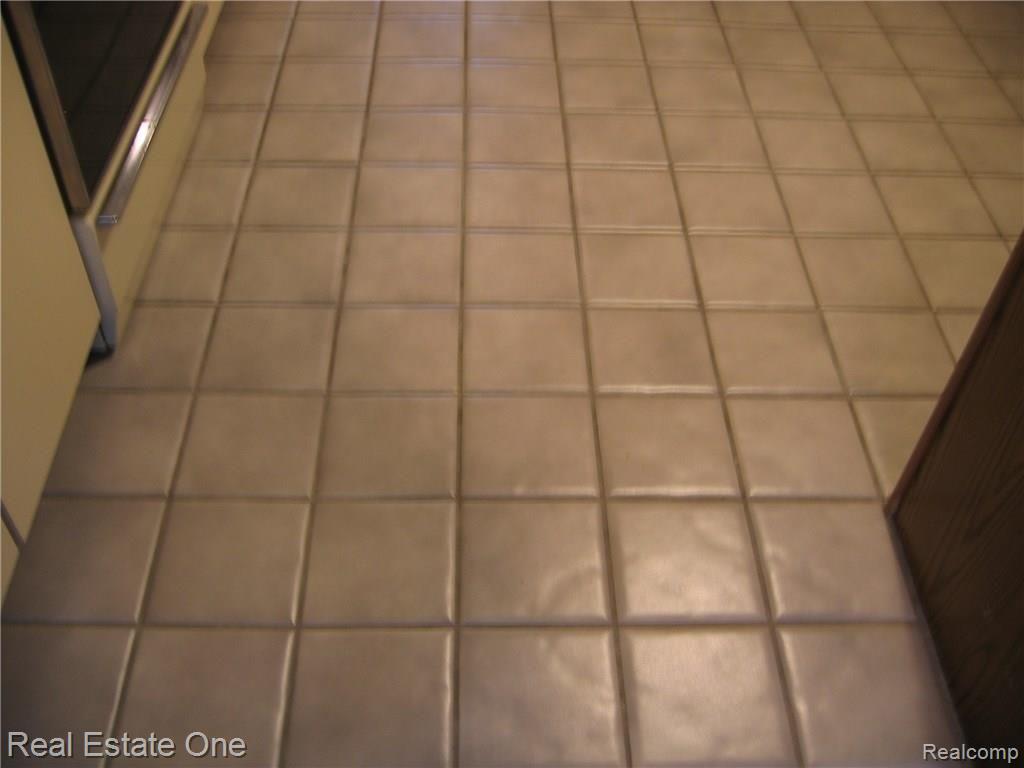 1675 Huntington Park, Unit 4 (D) Rochester, MI 48309 - Photo 14 of 37 CERAMIC KITCHEN FLOOR