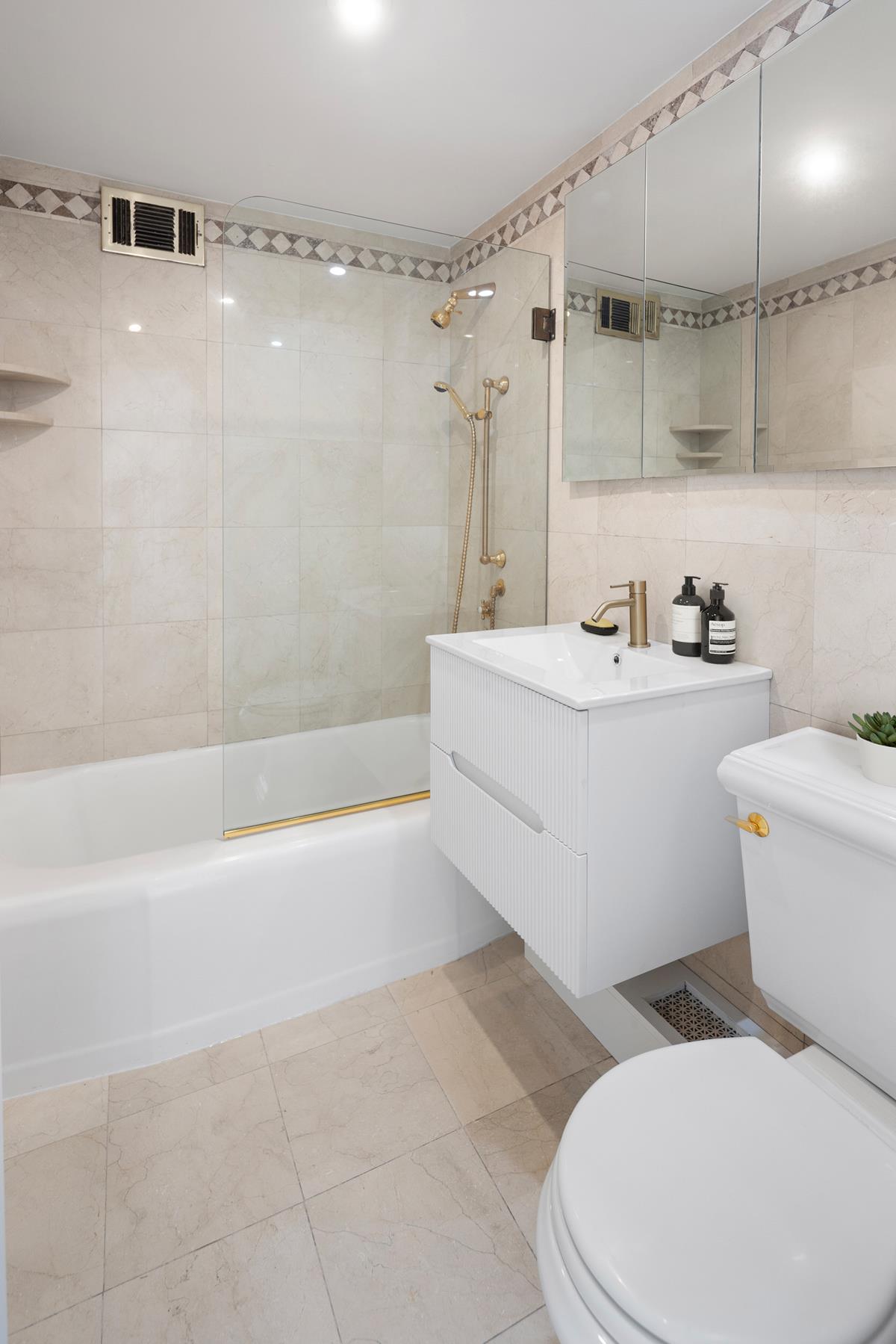 233 East 69th Street, Unit 17G Manhattan, NY 10021 - Photo 7 of 14