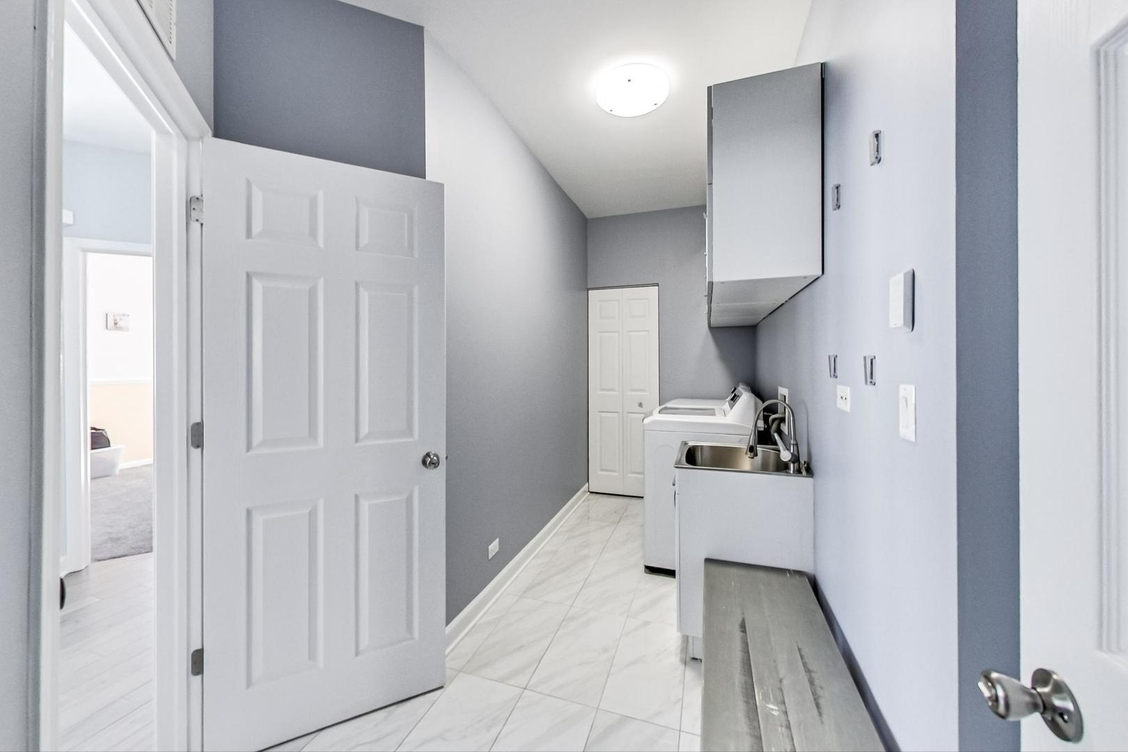 7311 Dada Drive Gurnee, IL 60031 - Photo 20 of 51 a view of a bathroom with bathtub & sink