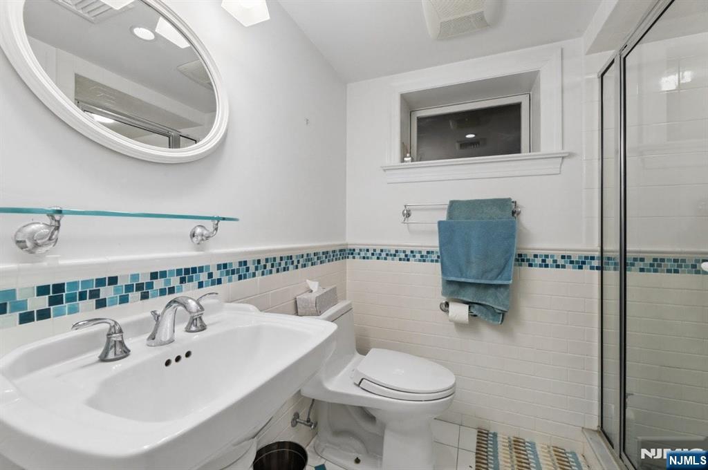 384 Rutland Avenue Teaneck, NJ 07666 - Photo 28 of 36