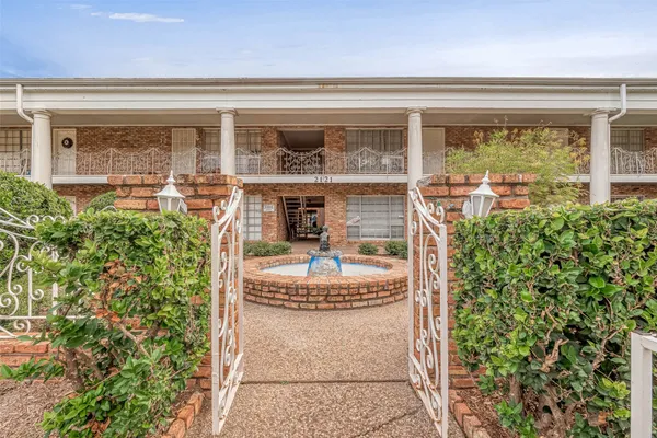 $1,350 | 2121 Fountain View Drive, Unit 15, Houston, TX 77057