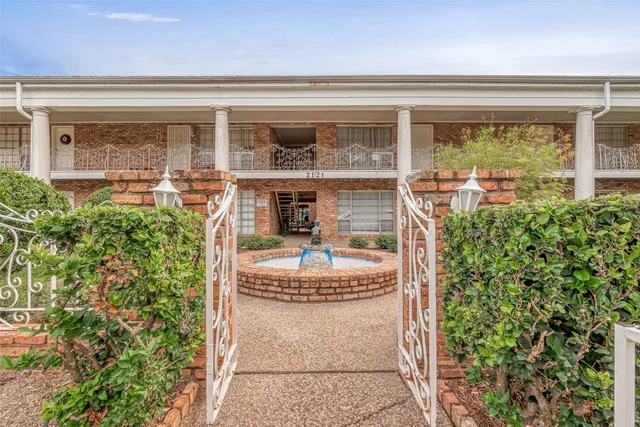 $1,350 | 2121 Fountain View Drive, Unit 15, Houston, TX 77057