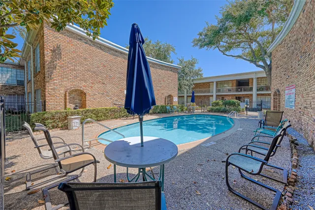 $1,350 | 2121 Fountain View Drive, Unit 15, Houston, TX 77057