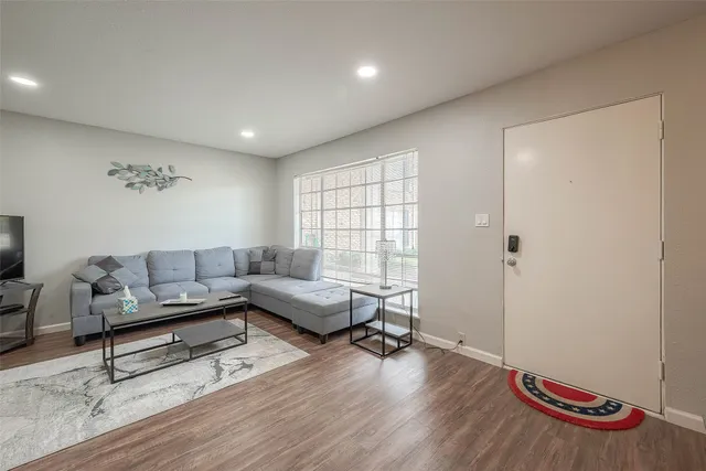 $1,350 | 2121 Fountain View Drive, Unit 15, Houston, TX 77057