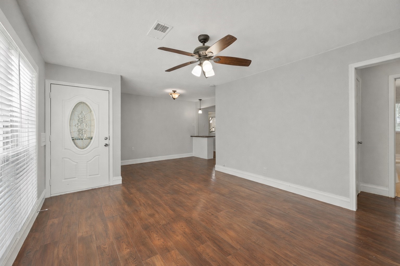 3823 Florinda Street Houston, TX 77021 - Photo 7 of 41 Bright and cheery main living/family room!