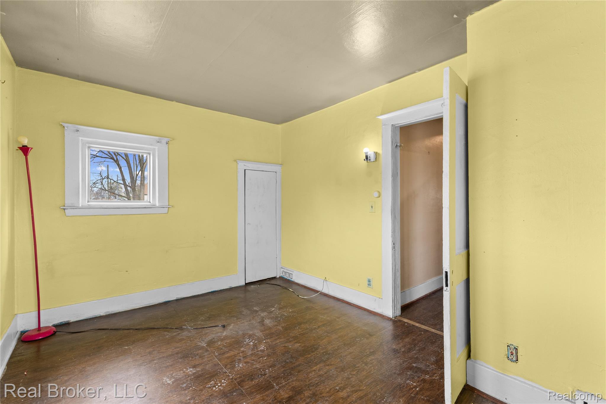 352 Perry Street Pontiac, MI 48342 - Photo 24 of 30 Unfurnished room with baseboards and dark wood finished floors
