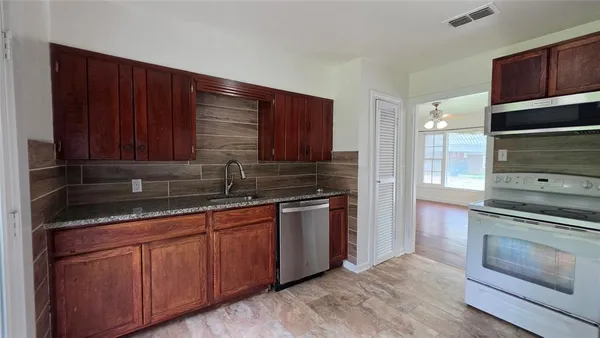 $1,800 | 1111 Ave A, Denton, TX 76201