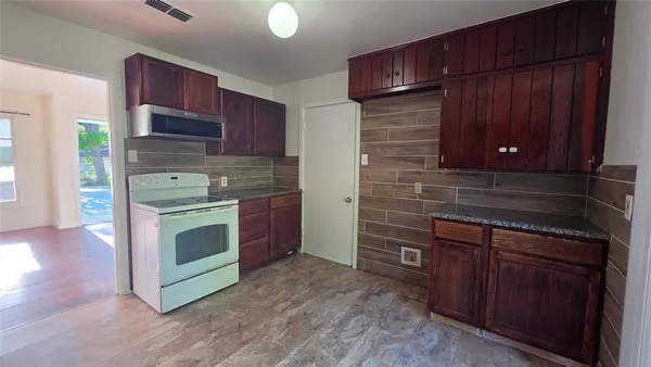 $1,800 | 1111 Ave A, Denton, TX 76201