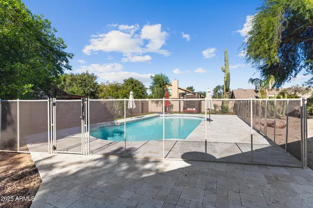 a view of a backyard