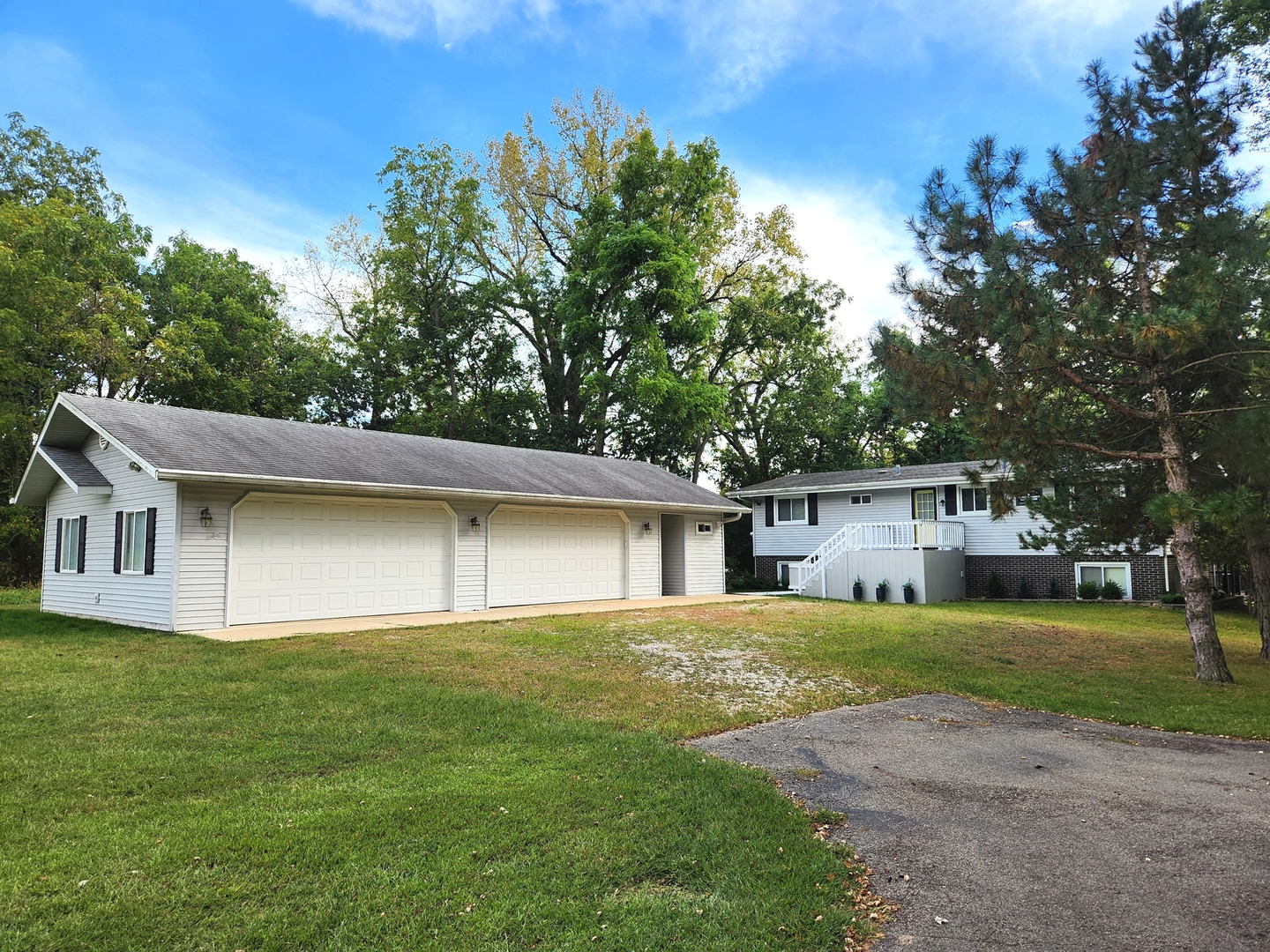 152 Beachview Court Varna, IL 61375 - Photo 27 of 49 a front view of a house with a garden