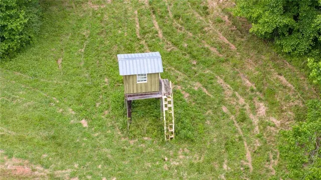 a sign that is sitting in front of a brick wall