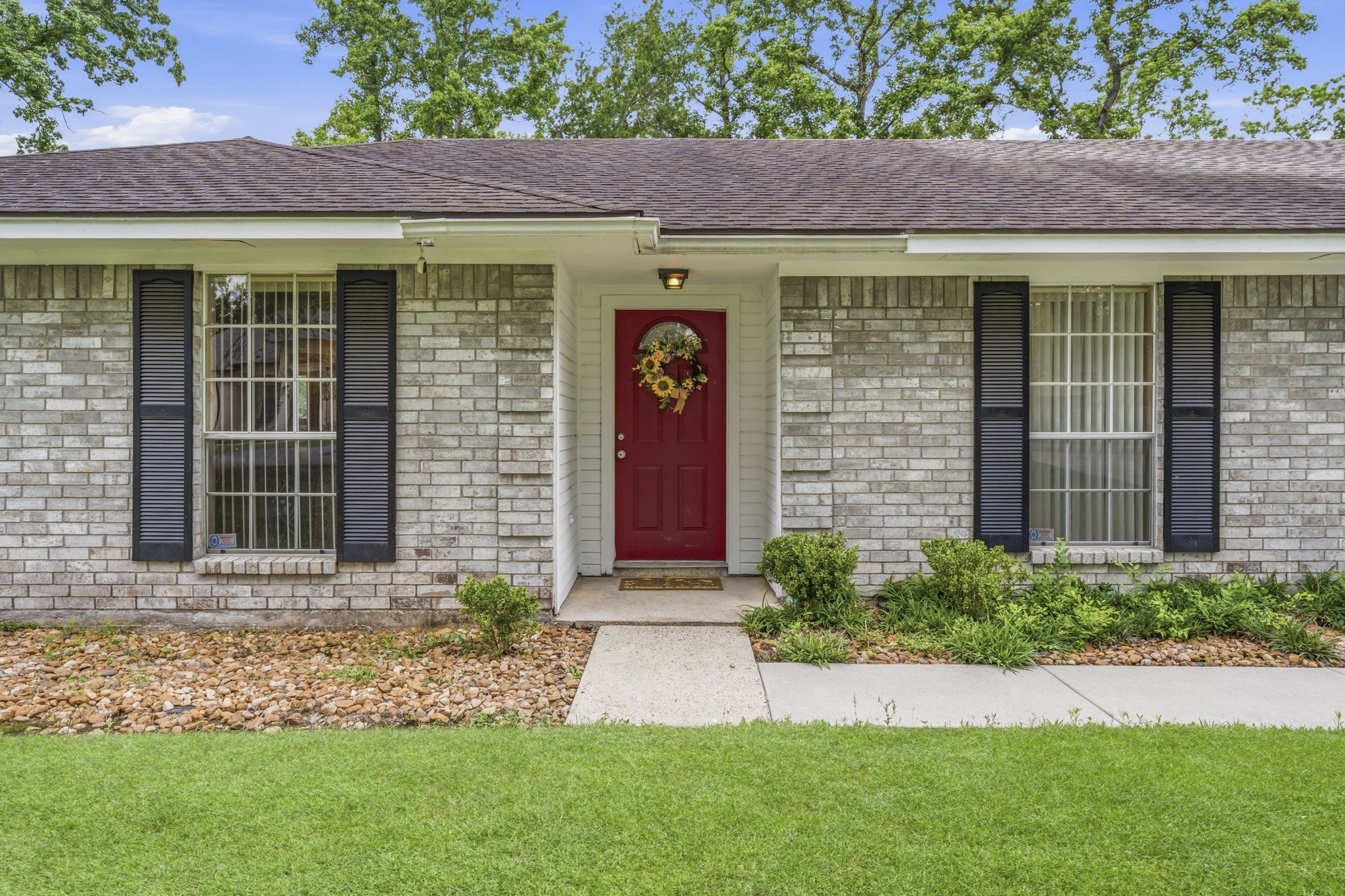 21809 Tophill Drive Spring, TX 77388 - Photo 4 of 50 a front view of a house with garden