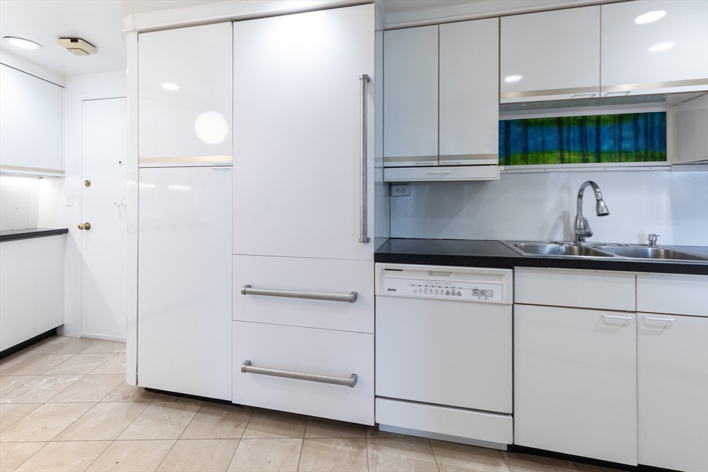 145 Pinckney Street, Unit 603605 Boston, MA 02114 - Photo 6 of 38