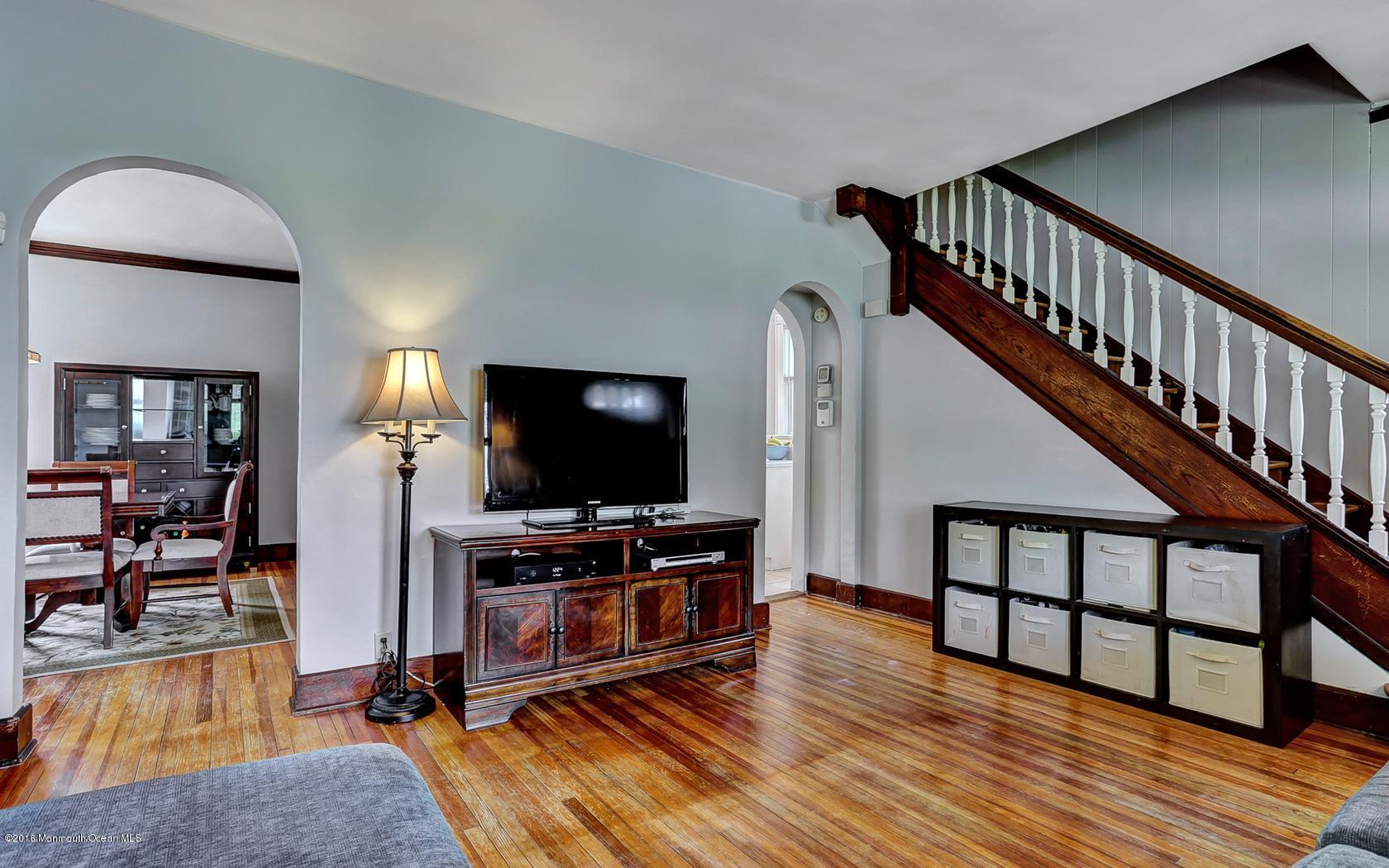 29 Chapel Hill Road Red Bank, NJ 07701 - Photo 9 of 24 9-photo-web-1680x1050-241121