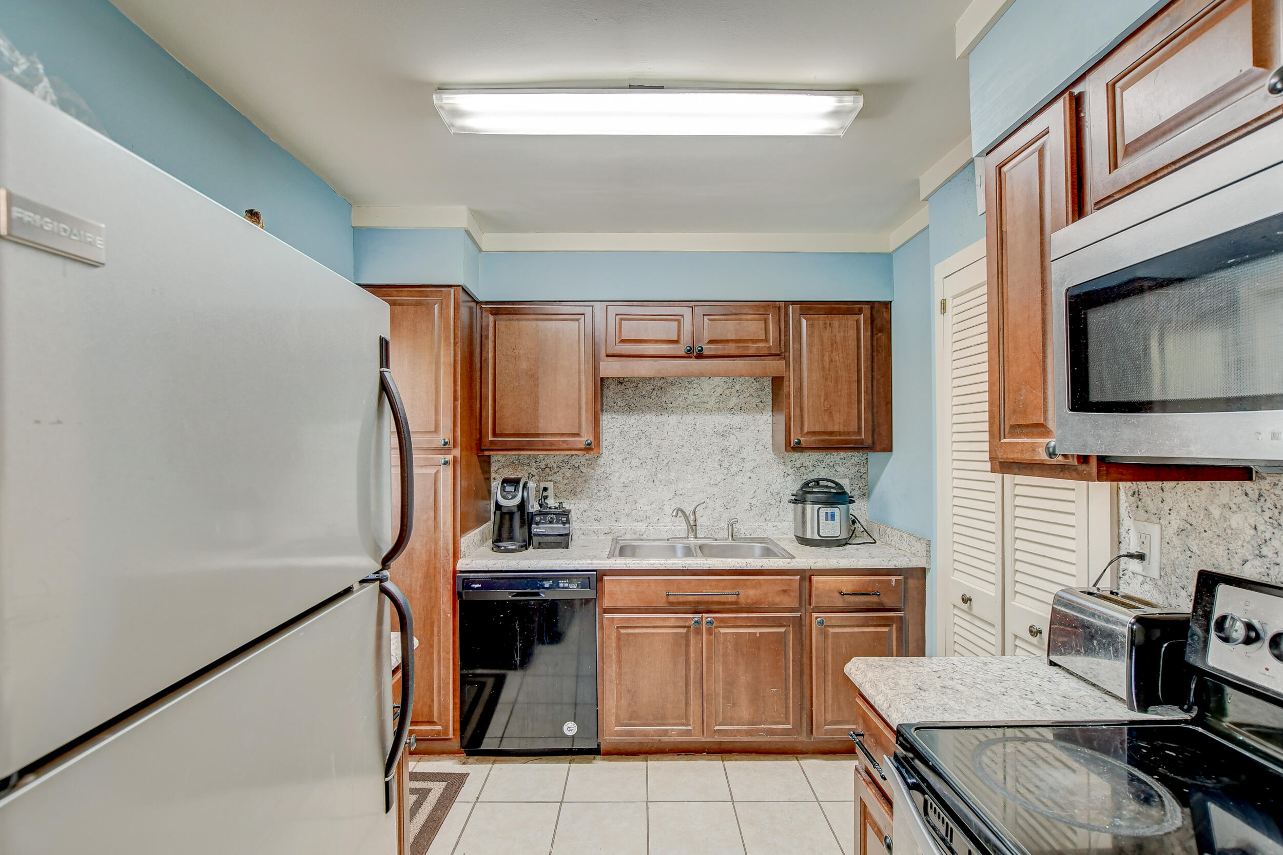 173 Rutledge Avenue, Unit Q Charleston, SC 29403 - Photo 5 of 27 DSC_6186_87_88_89_90