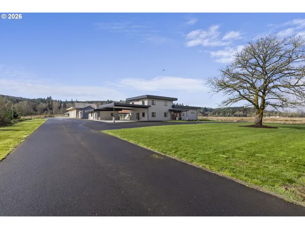 a view of an outdoor space and house