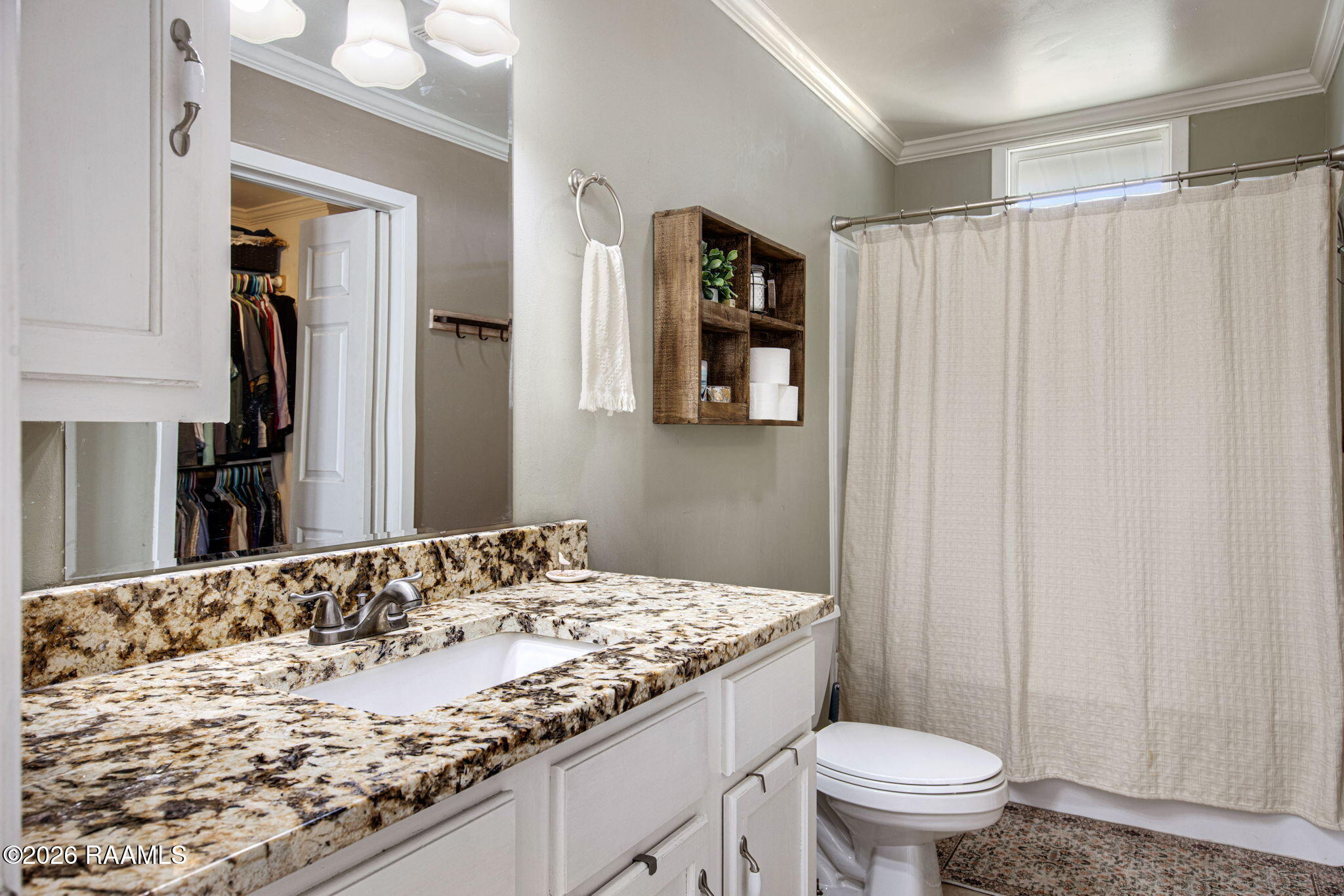 4305 Vida Shaw Road New Iberia, LA 70563 - Photo 10 of 20 Primary Bathroom