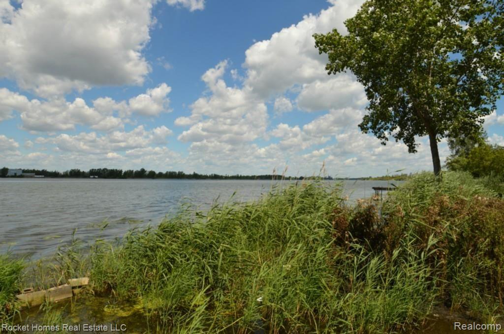 18440 Meridian Road Grosse Ile, MI 48138 - Photo 36 of 41 DSC_0163.jpg