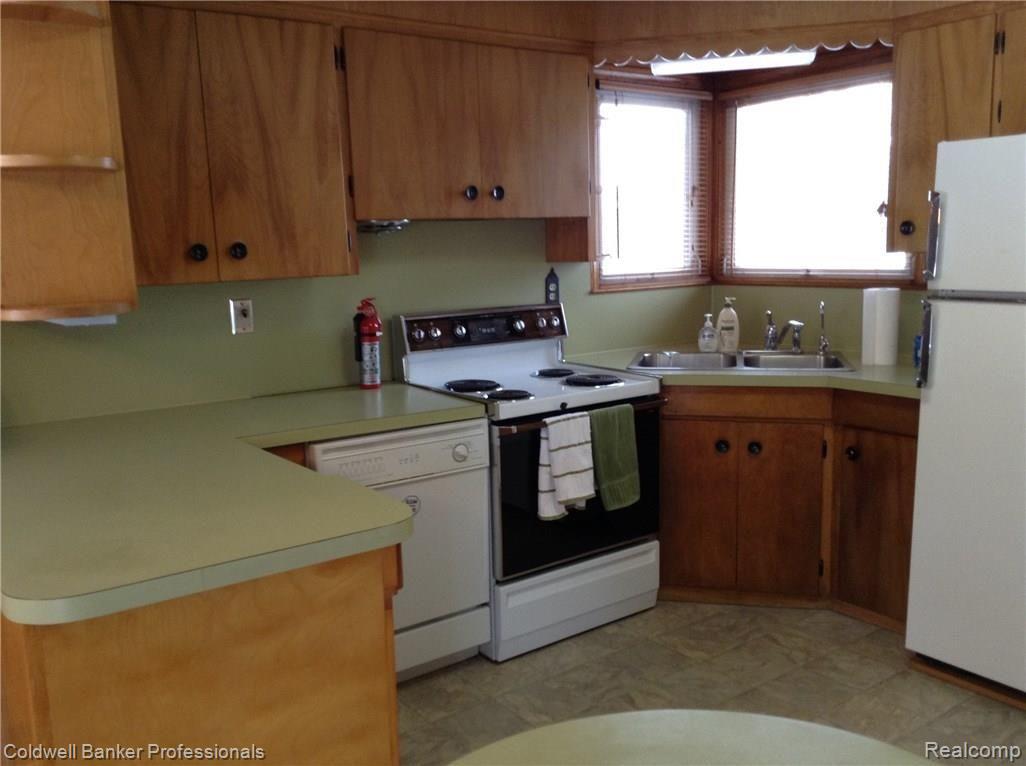 1047 Turrill Road Lapeer, MI 48446 - Photo 12 of 58 Nice and bright kitchen.