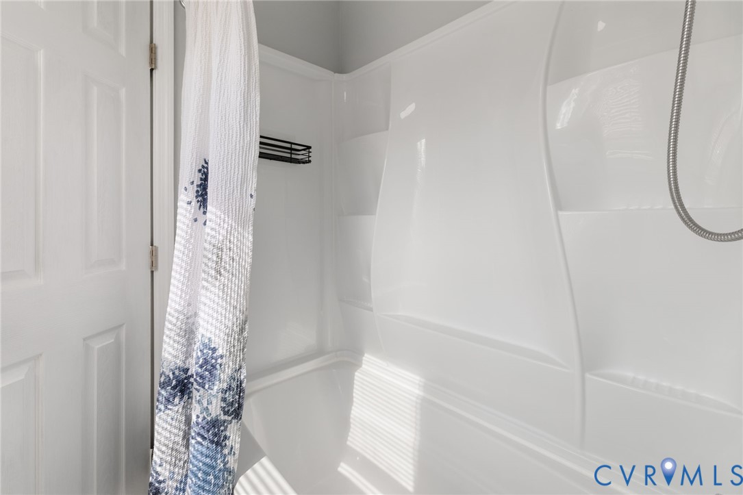 3212 Fielding Road Colonial Heights, VA 23834 - Photo 20 of 33 So fresh! Well-designed Split Full bath with entry