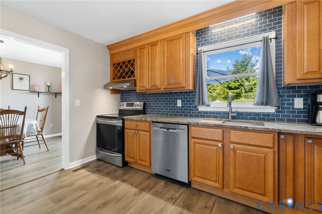 3212 Fielding Road Colonial Heights, VA 23834 - Photo 8 of 33 HELLO GORGEOUS!! Upgraded Maple Cabinets, Level 4