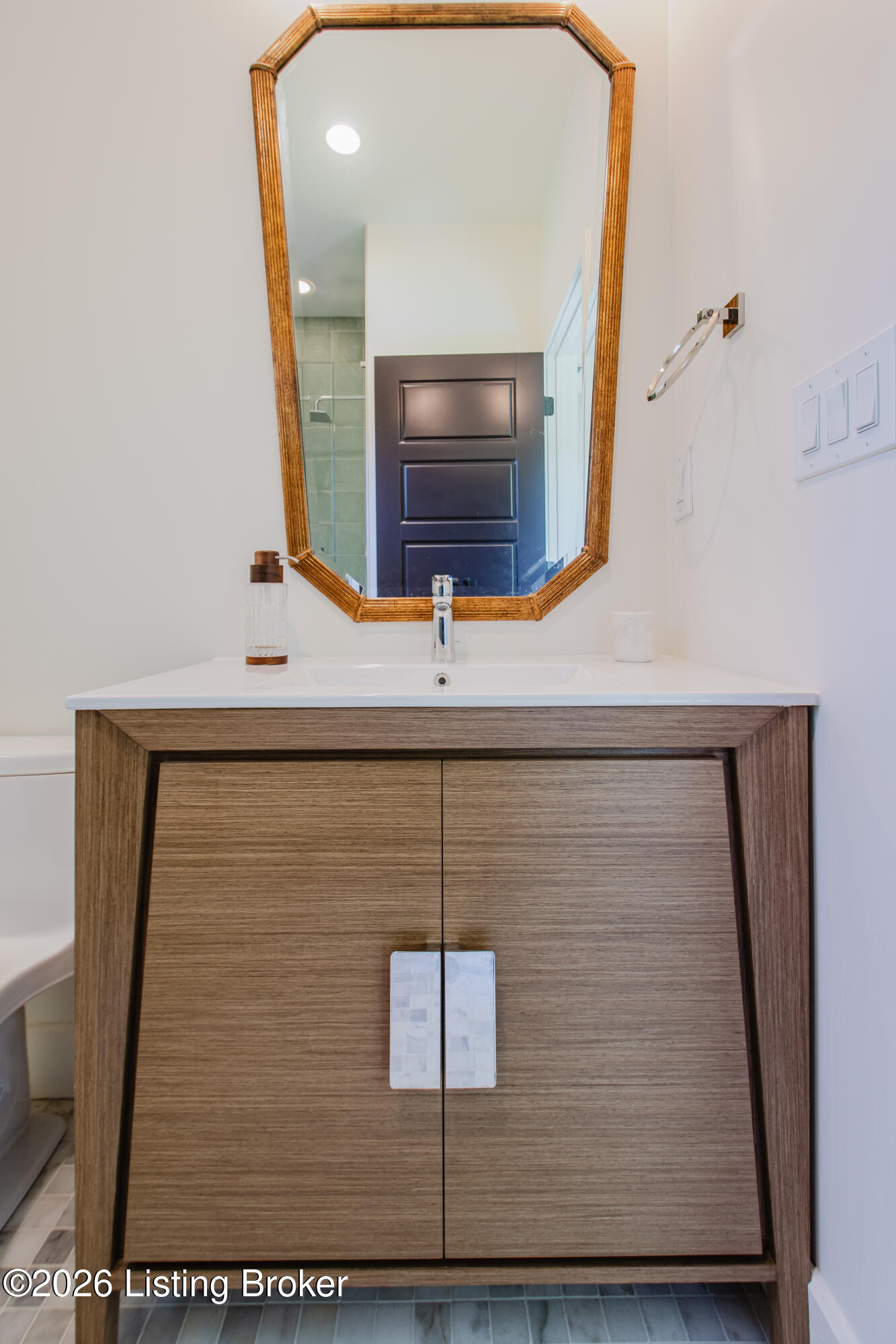 2803 Rivers Edge Road Louisville, KY 40222 - Photo 23 of 52 Guest ensuite