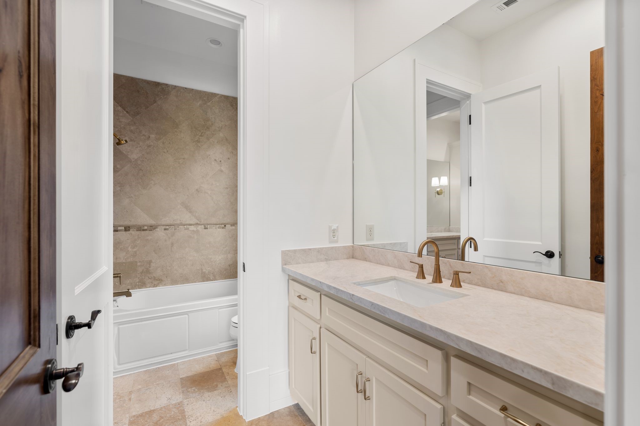 1815 Milford Street Houston, TX 77098 - Photo 21 of 33 SECONDARY BATHROOM II - Jack and Jill bathroom with two separate vanity areas and tub/shower combo.