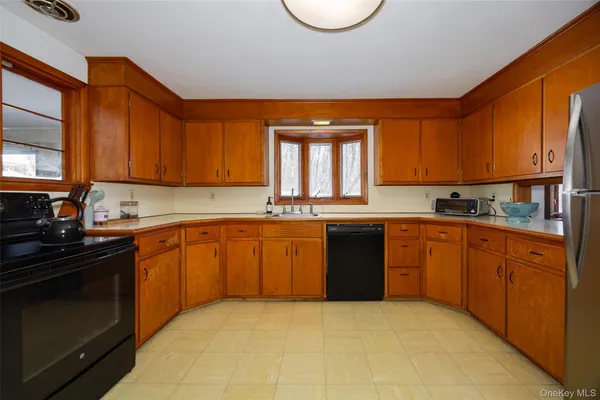 $475,000 | 29 Mc Allister Drive, Pleasant Valley, NY 12569