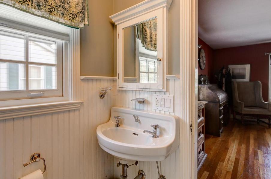 2146 Elgin Road Columbus, OH 43221 - Photo 24 of 30