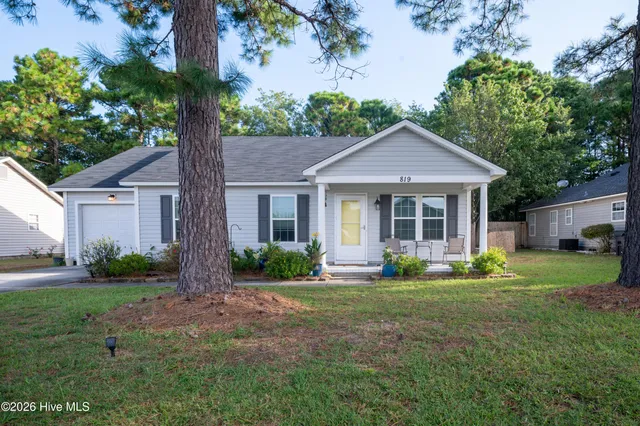 $2,800 | 819 Brewster Lane, Wilmington, NC 28412