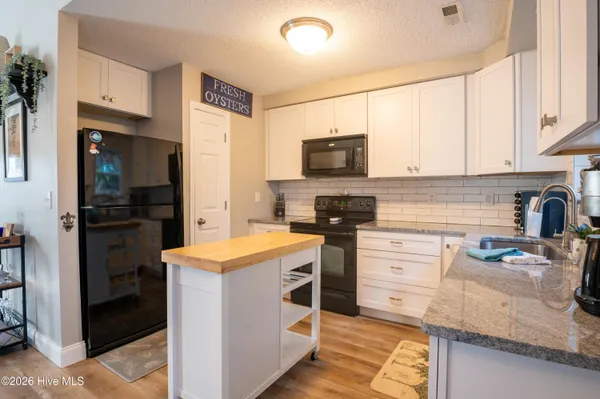 $2,800 | 819 Brewster Lane, Wilmington, NC 28412