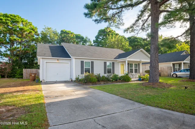 $2,800 | 819 Brewster Lane, Wilmington, NC 28412