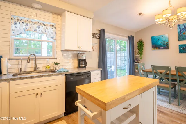 $2,800 | 819 Brewster Lane, Wilmington, NC 28412