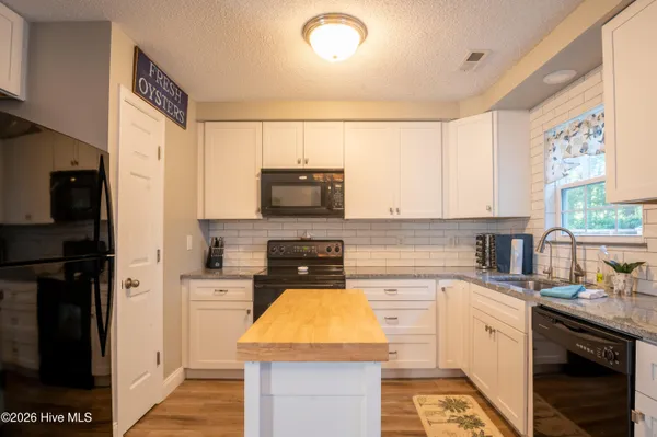 $2,800 | 819 Brewster Lane, Wilmington, NC 28412
