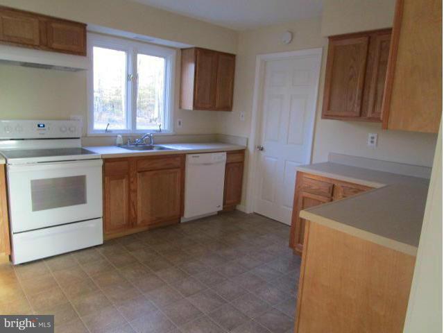 4024 Hanson Road White Plains, MD 20695 - Photo 6 of 30 Kitchen