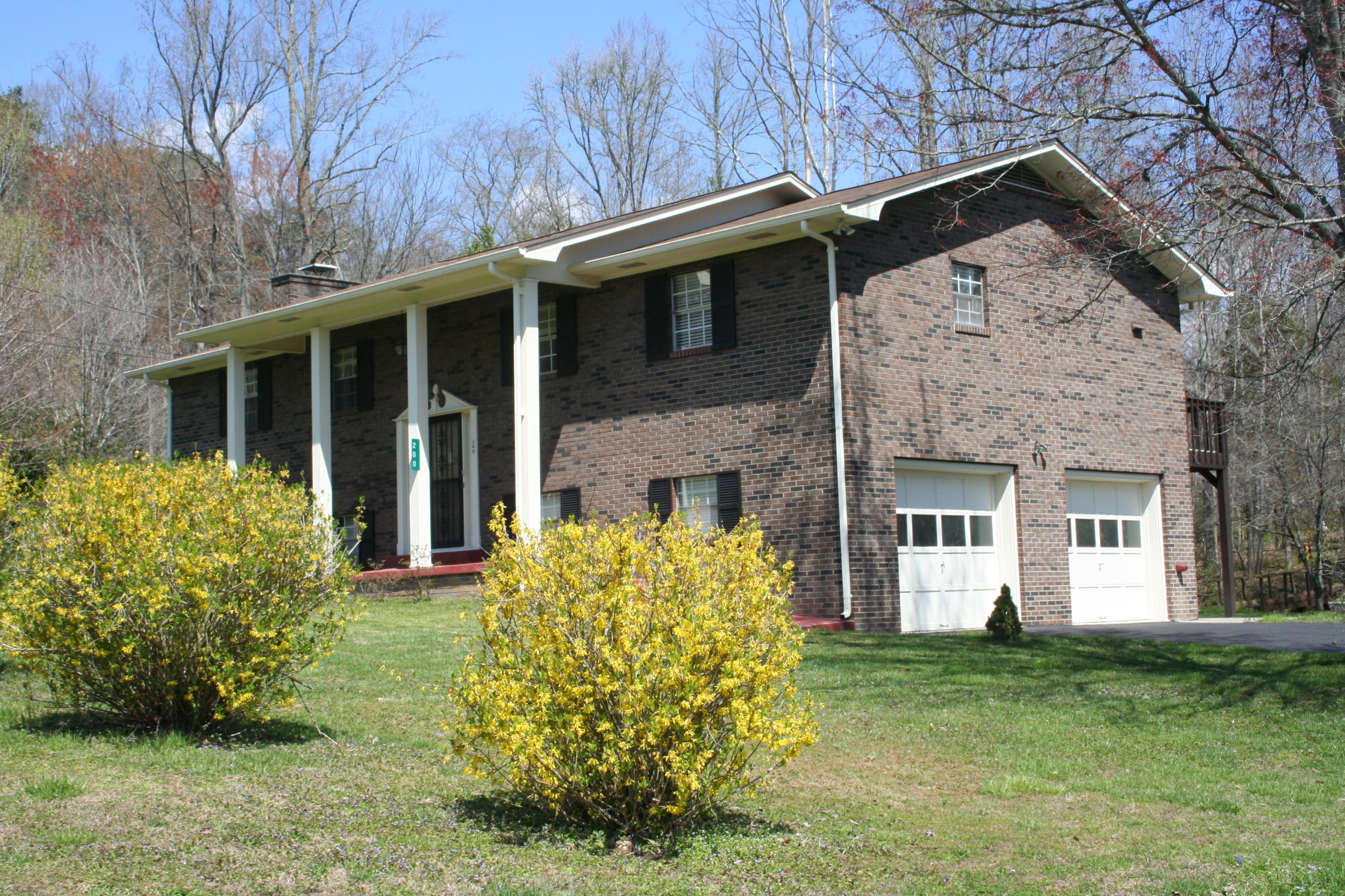 200 Cedar Road Clinton, TN 37716 - Photo 2 of 34 Side Entry Garage