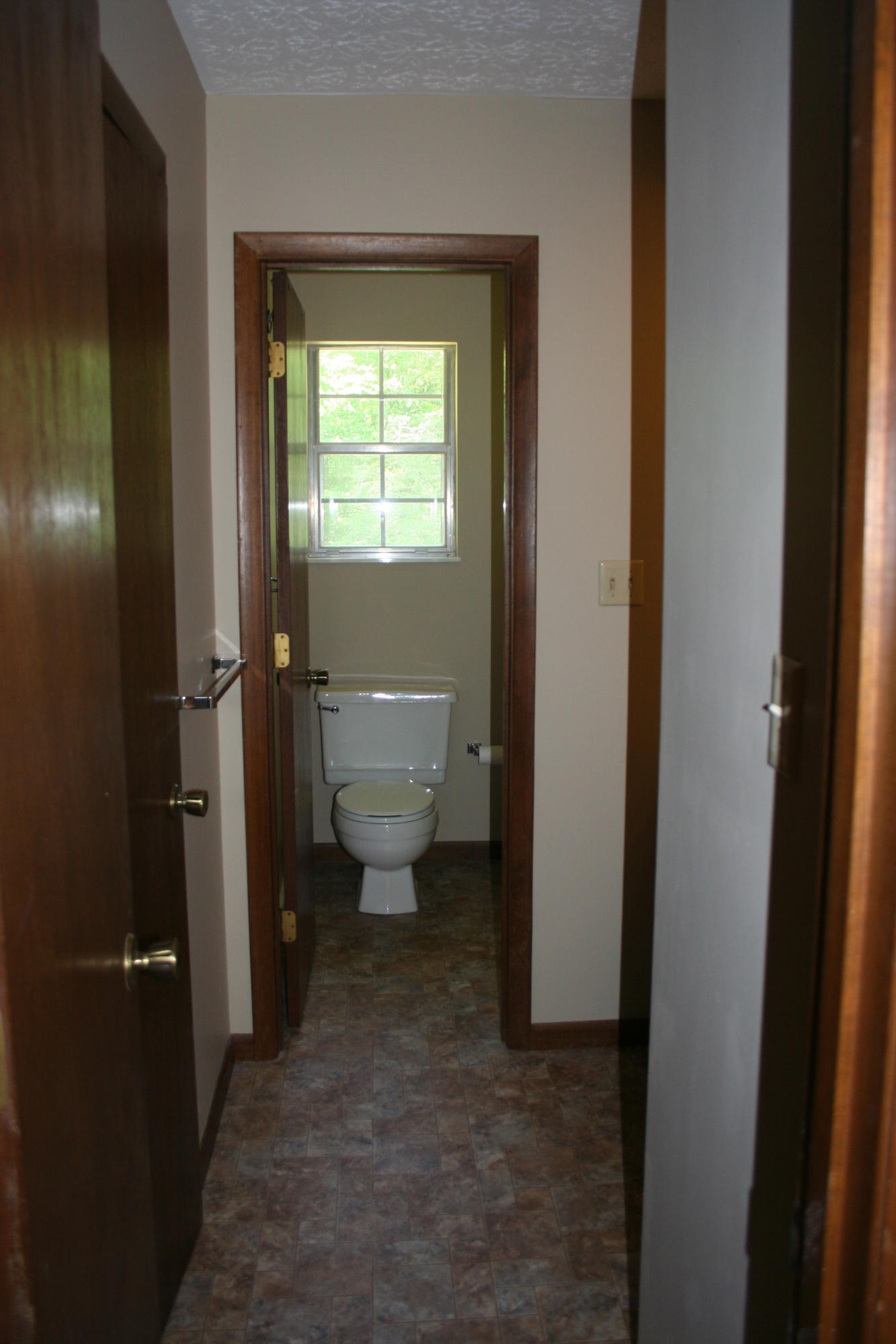 200 Cedar Road Clinton, TN 37716 - Photo 17 of 34 Hall Main Bath