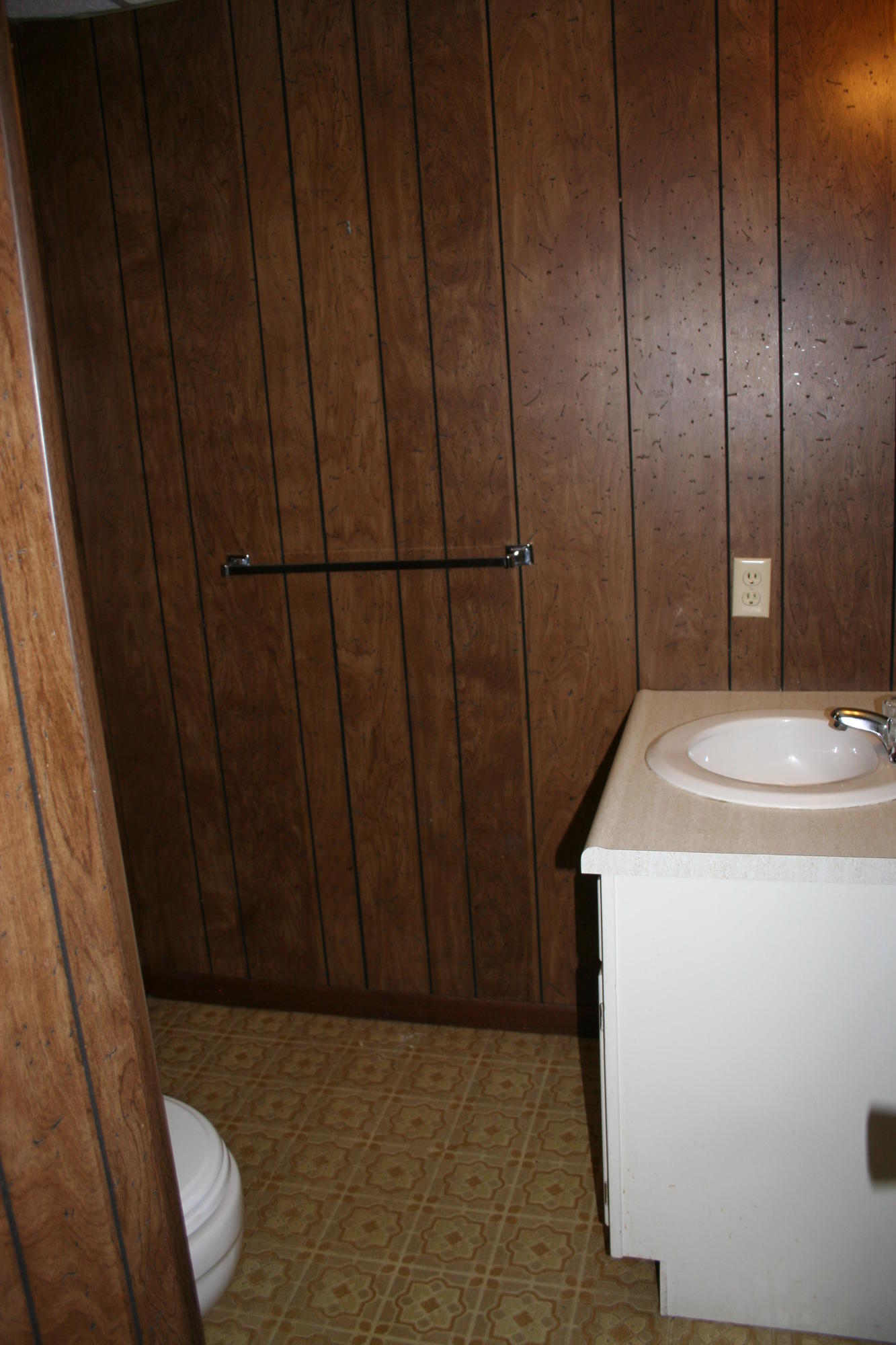 200 Cedar Road Clinton, TN 37716 - Photo 33 of 34 Rec Room Powder Room