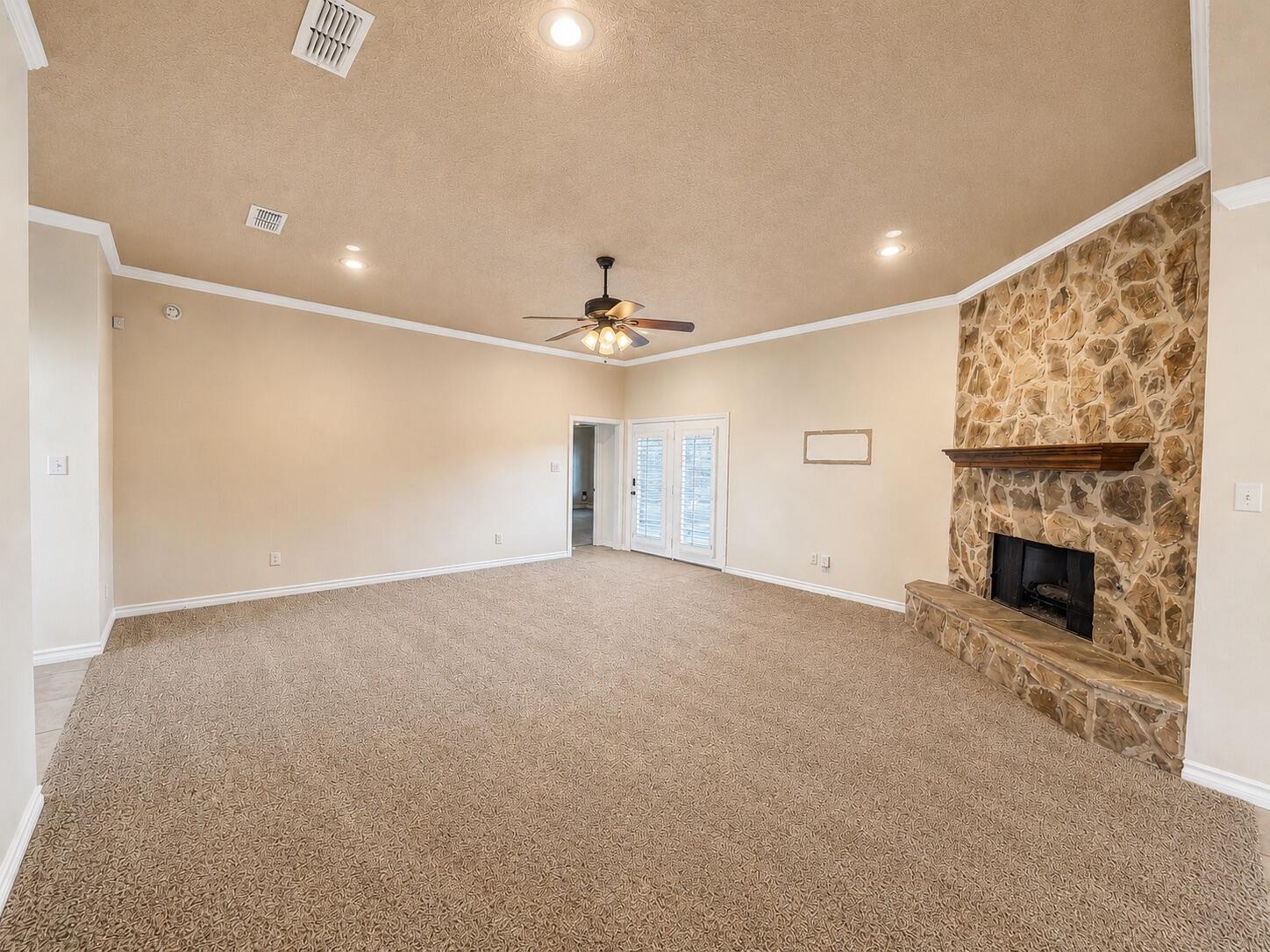 6207 75th Place Lubbock, TX 79424 - Photo 5 of 16 Living Room