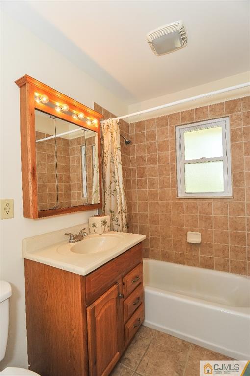 20 Stevens Road Edison, NJ 08817 - Photo 15 of 22 a bathroom with a sink mirror and a bathtub