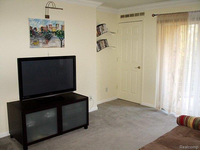1695 Huntington Park, Unit 35 Rochester, MI 48309 - Photo 5 of 20 Great Room View # 2