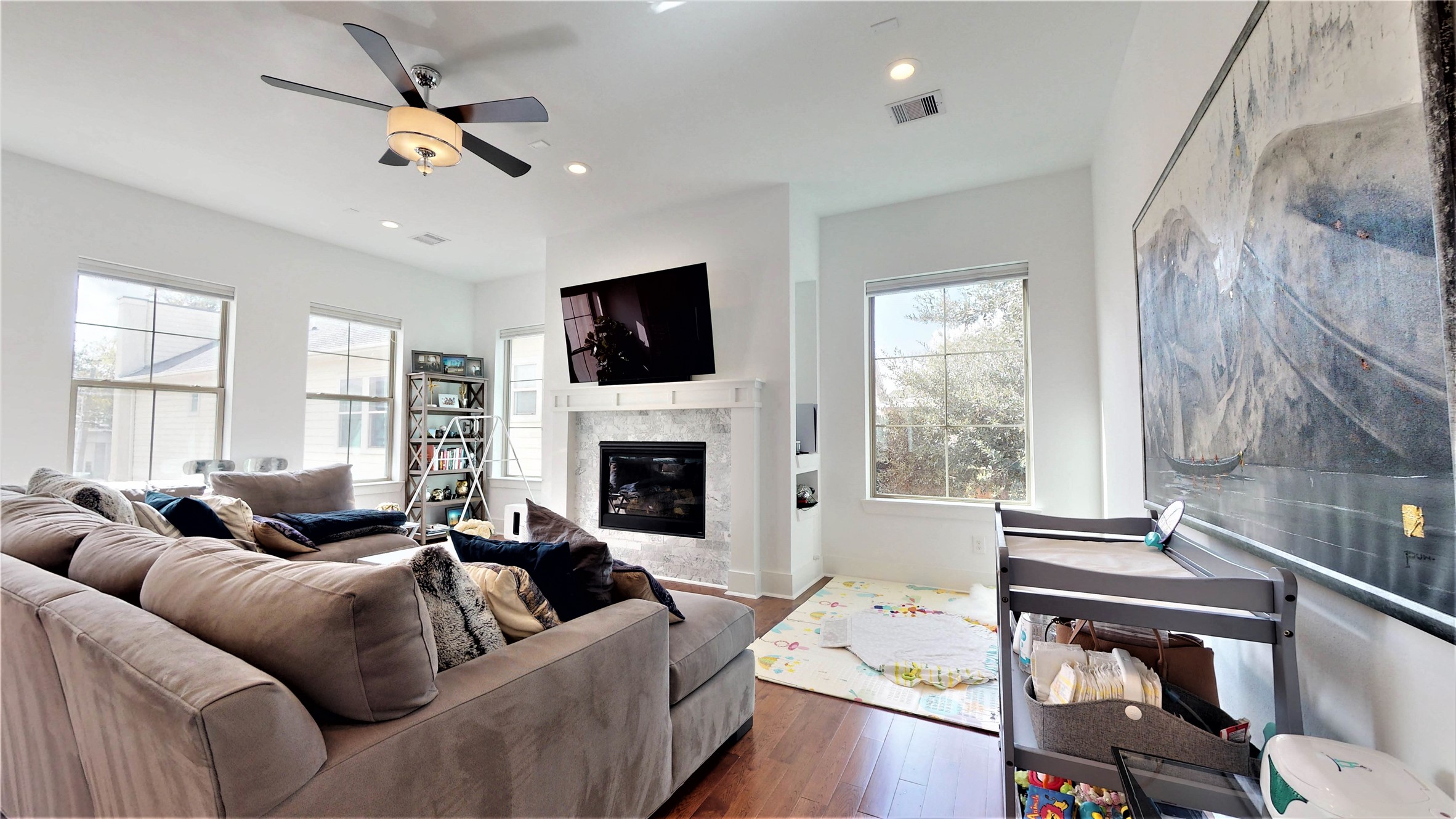 5422 Darling Street, Unit C Houston, TX 77007 - Photo 15 of 35 Comfort Living Area / Large Art Wall