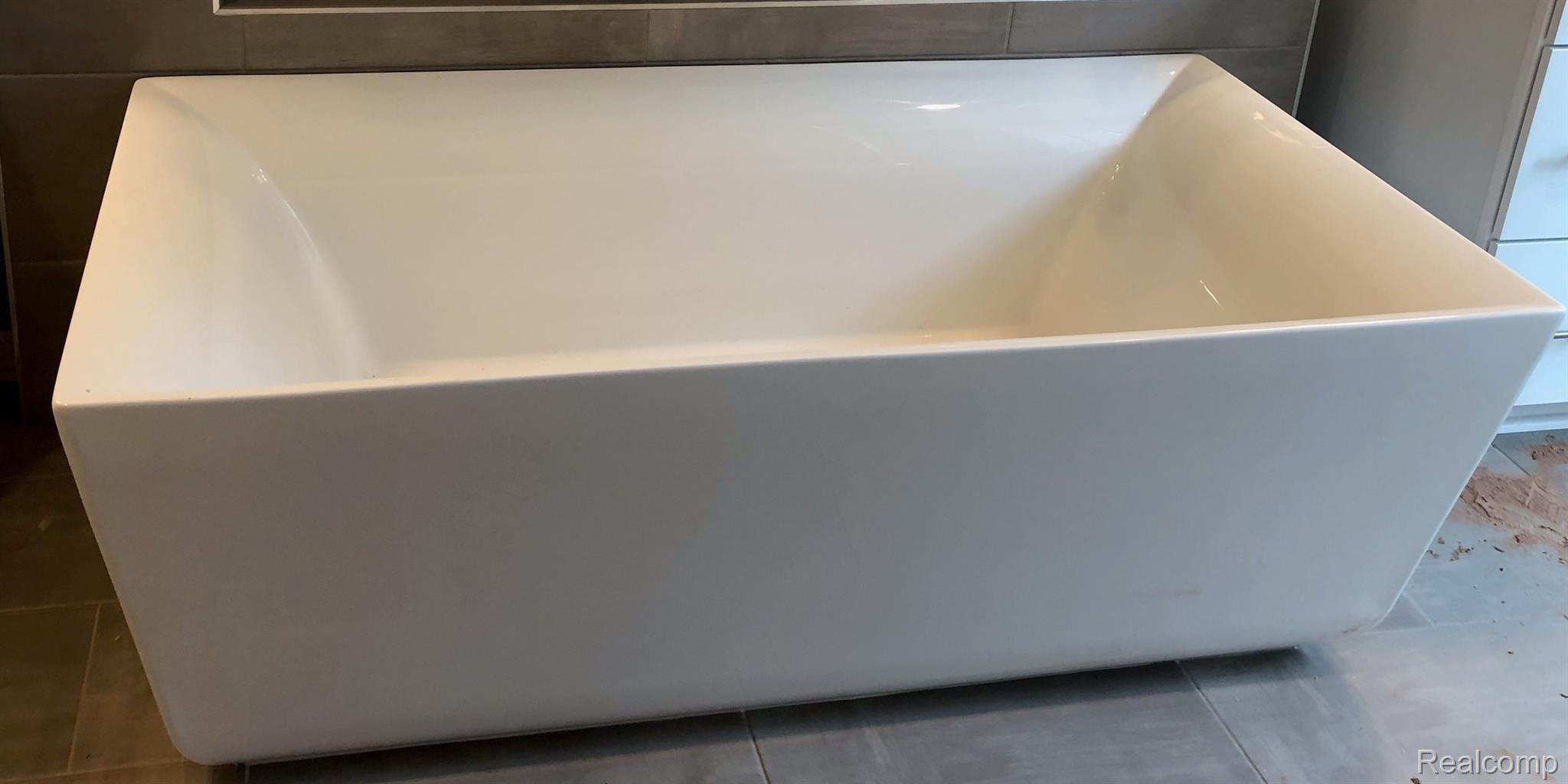2171 Cosimo Drive Rochester, MI 48307 - Photo 16 of 17 tub.jpg