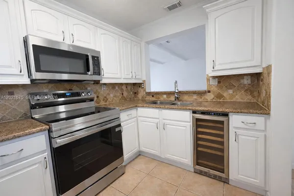 $2,500 | 15761 Southwest 137th Avenue, Unit 202, Miami, FL 33177