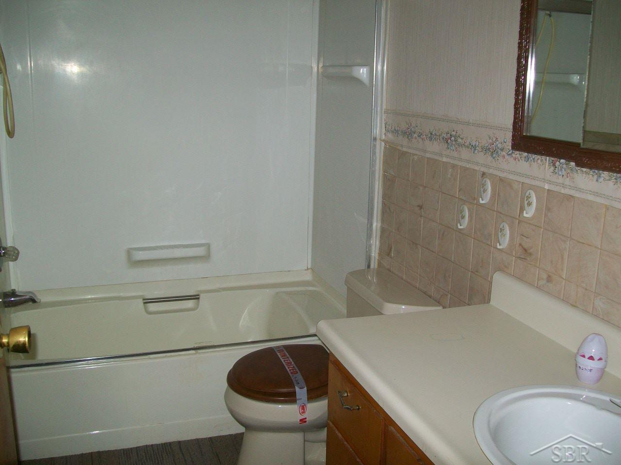 5809 Garfield Road Freeland, MI 48623 - Photo 8 of 12 31265523-7.JPG