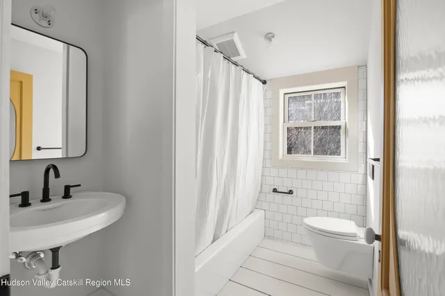 $2,800 | 620 Warren Street, Unit F, Hudson, NY 12534